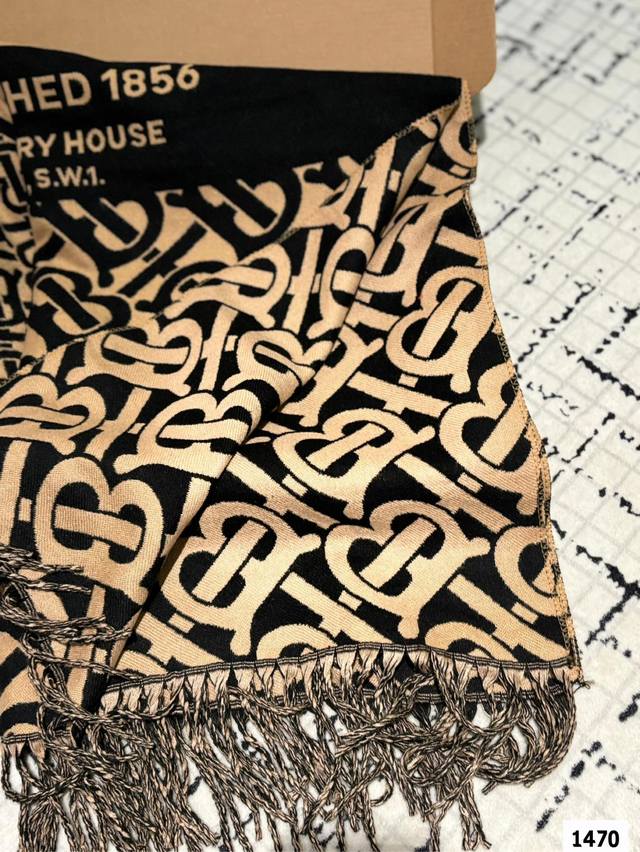 Comes with a gift box The most gentle color scheme of Burberry scarf is a cashmere scarf with a great atmosphere. Don't you want to order such a beautiful scarf now?