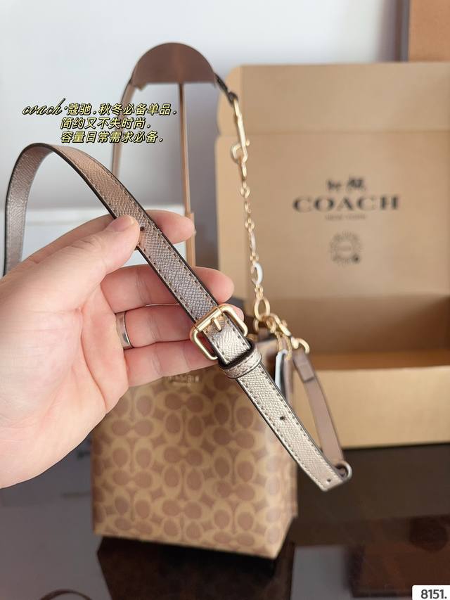 Comes with an airplane box Equipped with the original pendant, the new bucket bag from C Home in May is a casual and casual bag from the latest season of Coach. It has a three-dimensional full armpit and crossbody design, making it a must-have for co