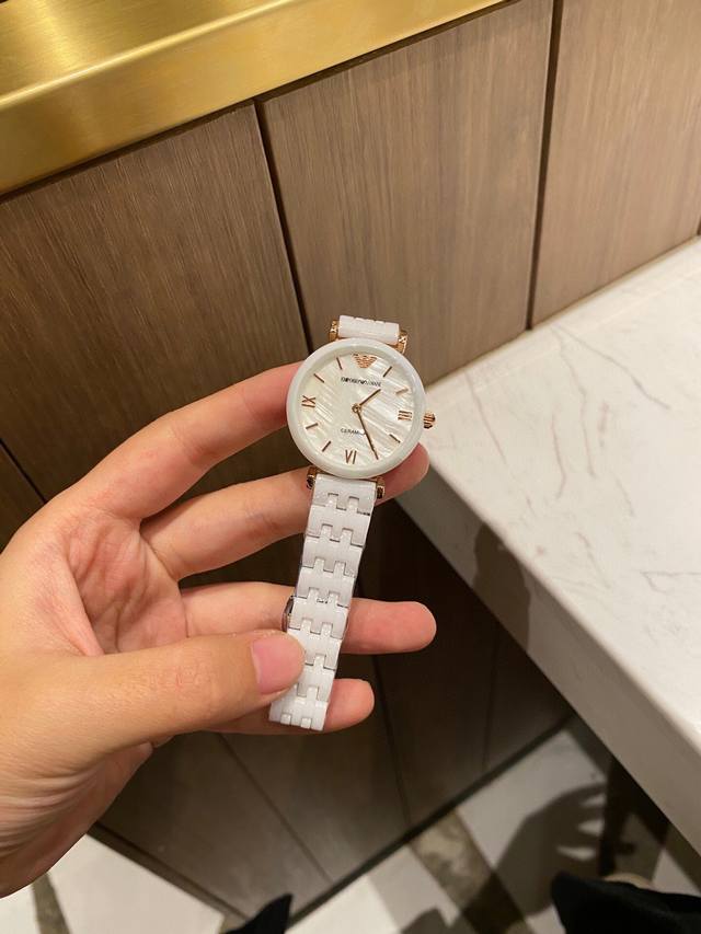 Popular Armani ladies' pure white ceramic watch with natural shell dial, wear-resistant and scratch resistant imported quartz movement: