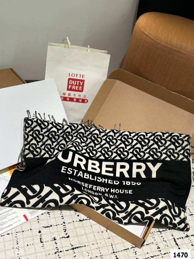 Comes with a gift box The most gentle color scheme of Burberry scarf is a cashmere scarf with a great atmosphere. Don't you want to order such a beautiful scarf now?