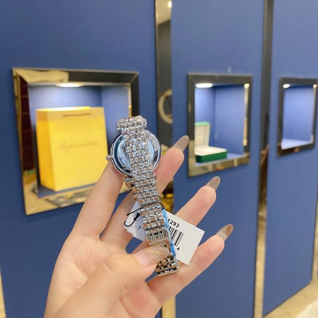 Original Armani 316L stainless steel watch mirror: reinforced mineral glass strap: 316L diameter size: 32mm * pearl mother of pearl perfectly blends and shines on the wrist, creating an elegant image for women. Pure, simple, elegant temperament for w