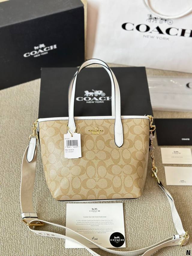 Coach with accessories! Such a cute City tote bag! Coach's new September product is the Little Tote Bag! City Series Mini Number!! Good boy, good boy. Size 20 20cm: