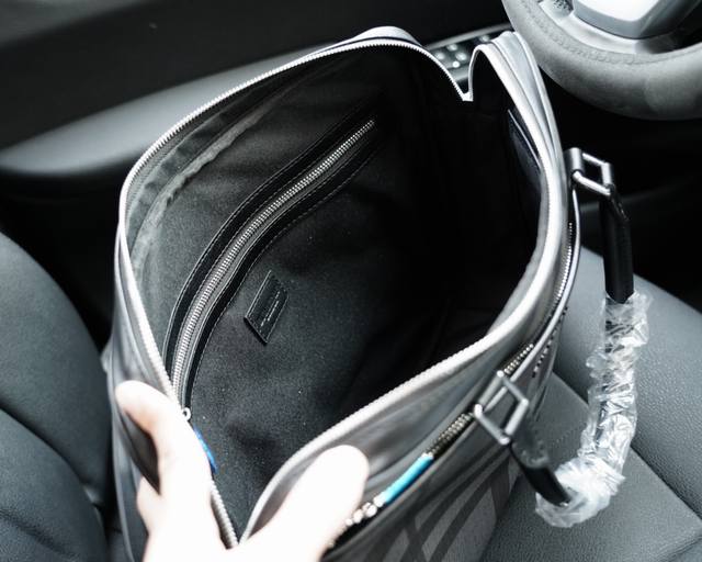 Burberry official website synchronizes high version handbag and crossbody backpack with timeless iconic products made of pure original single calf leather top hardware, non market ordinary version. This year's favorite styles of Burberry are all phot