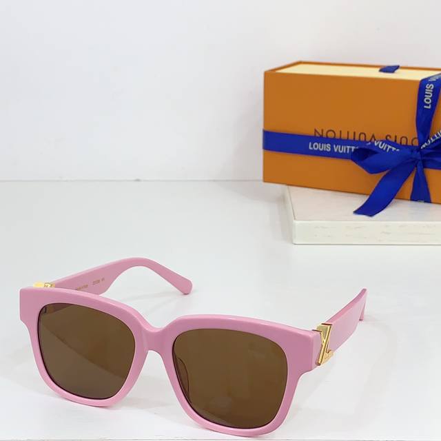 Louis Vuitton * Model: Z2123 Size: 54 Ports 17-140