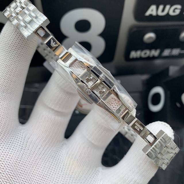 The original Armani Starry Sky women's watch model ar1926 features a gold and Ar1925 silver dial with a diameter of 32mm and a 316 stainless steel strap. Armani Starry Sky's diamonds are made of imported Swarovski crystal diamonds, including regular