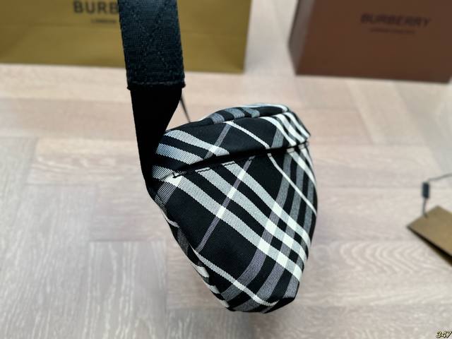 The classic logo of the Burberry waist bag and chest bag is highly recognizable, making it a versatile and fashionable item for the upper body. Size 32 16