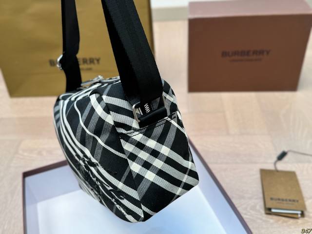 Box matching Burberry camera bag is a style that can be carried by both men and women. If you are tired of carrying it, you can give it to your boyfriend. Size 25 17