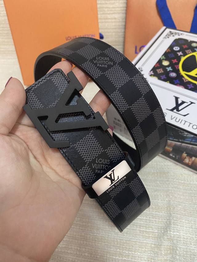 Product Name: Lv... Louis Original Material of Vuitton: Original Leather Belt with 100% Head Layer Leather Belt Guaranteed Genuine Leather, 24K Pure Steel Buckle, Counter Original Quality and Exquisite Craftsmanship, Fashionable Brand, Preferred Pack