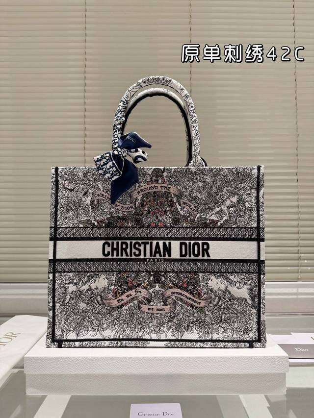 Original embroidery 215 190 Dior jacquard tote bag with inner lining Dior Book Tote. This year's favorite shopping bag Tote is the bag I use the most times because of its super large capacity. No matter what: