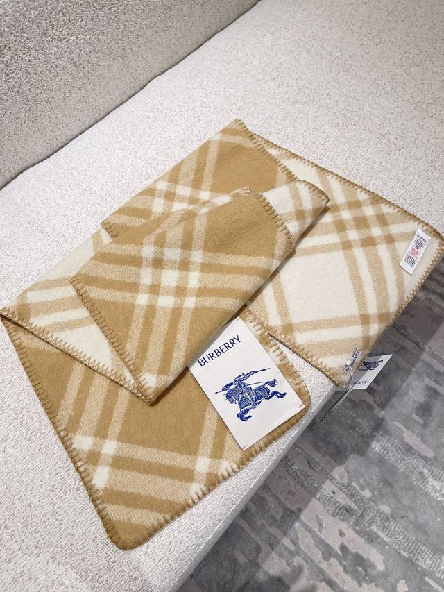 Gift box+5 Burberry plaid scarf is really amazing! Fashionable, unique, and warm with a perfect concave design to create an atmosphere. Don't miss out if you love personalized fashion! 100% sheep wool soft touch