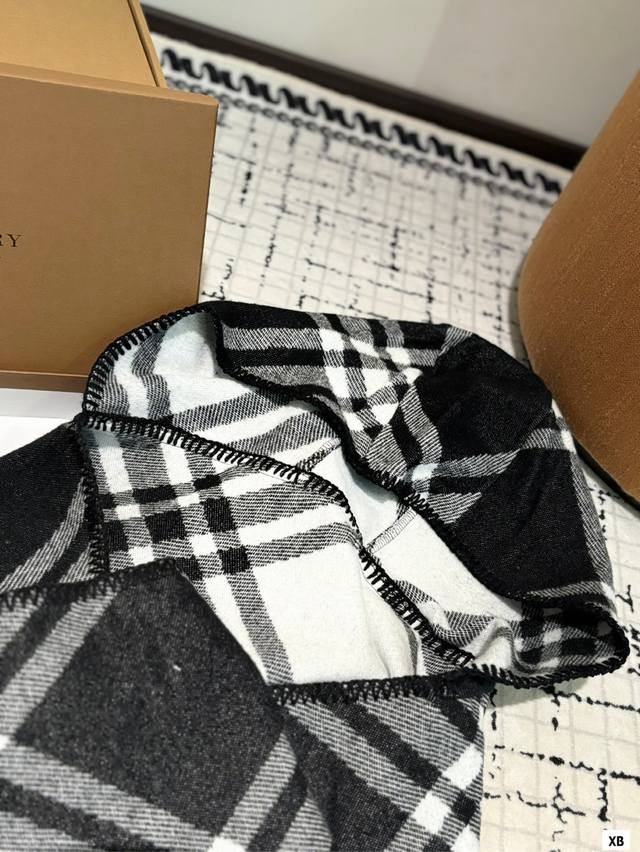 Gift box packaging Burberry scarf Hi! The cold winter has arrived, it's time to add a bright color to your outfit! This scarf is simply magical, not only can it keep you warm, but it can also immediately make you the center of fashion! Match with jac