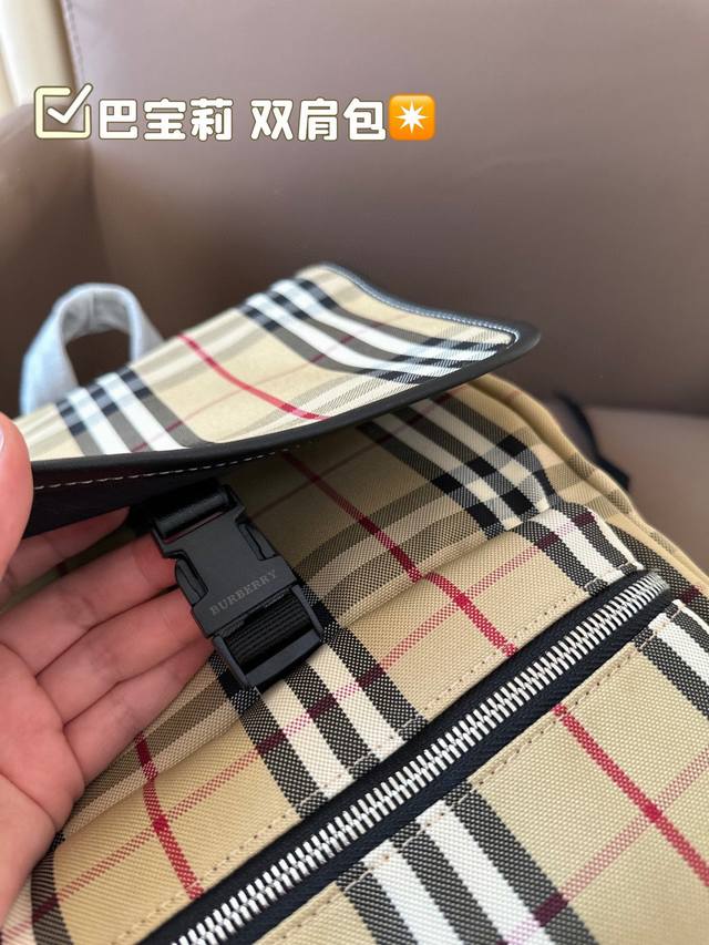 Burberry backpack classic fabric feels super nice, steady and generous! You won't choose the wrong one! Size 23 * 33