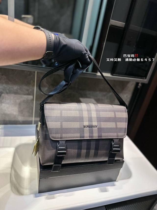 Burberry flip messenger bag checkered men's crossbody bag with exquisite inlay craftsmanship, photographed in the original factory fabric and delivered with a dust bag of 30 X 20cm