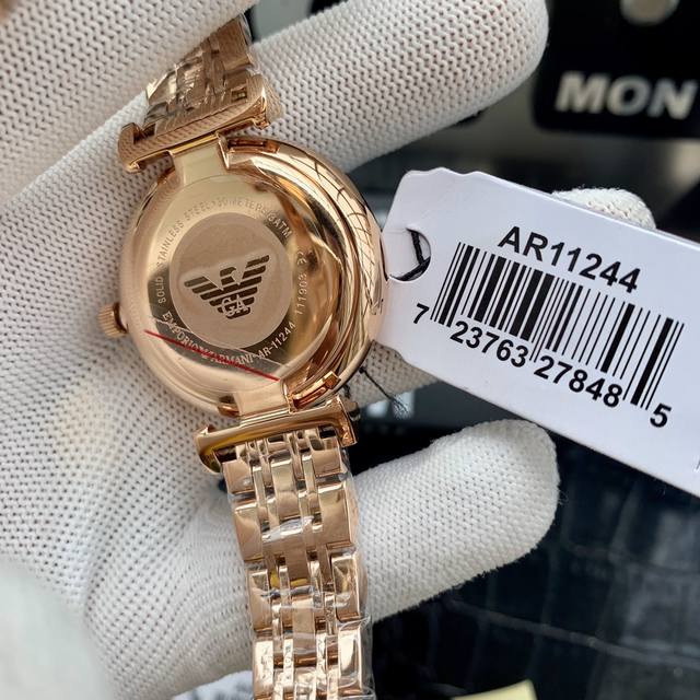 The original Armani Starry Sky women's watch model ar1926 features a gold and Ar1925 silver dial with a diameter of 32mm and a 316 stainless steel strap. Armani Starry Sky's diamonds are made of imported Swarovski crystal diamonds, including regular