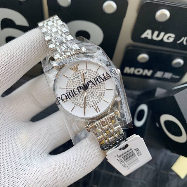 The original Armani Starry Sky women's watch model ar1926 features a gold and Ar1925 silver dial with a diameter of 32mm and a 316 stainless steel strap. Armani Starry Sky's diamonds are made of imported Swarovski crystal diamonds, including regular