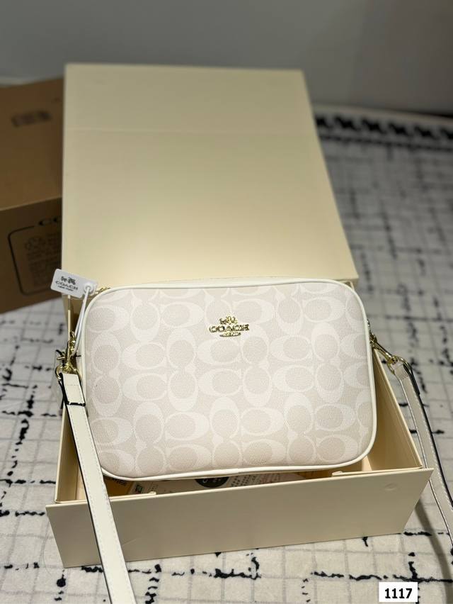 The box size is 24.15, and the Coach double zipper camera bag has a full turn back rate. It is elegant, fashionable, simple, high-end, and very versatile