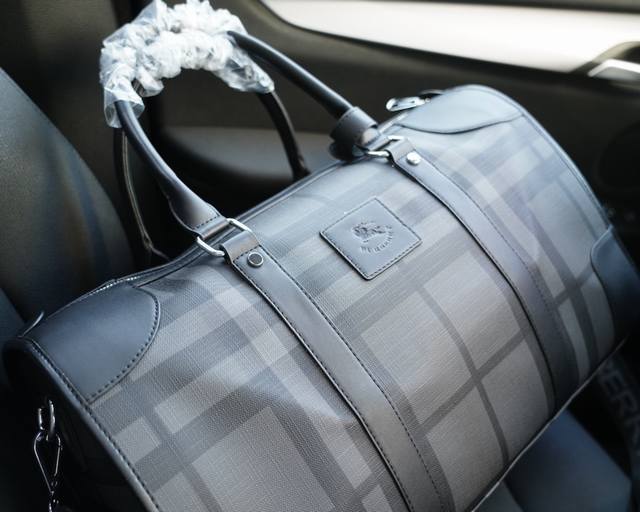 Burberry official website synchronizes high version travel backpack with excellent quality for global rush orders. Non market ordinary goods use imported cowhide, which is classic, wear-resistant, practical, scratch resistant, and truly traffic king.