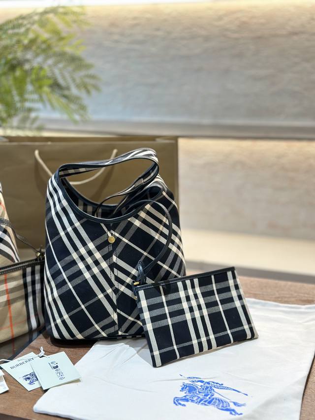 Burberry's new model has finally shipped its classic diagonal plaid backpack, which looks great. B's latest soft and upright shoulder bag is made of cotton twill fabric. Crafted in an Italian workshop, it is decorated with a unique grid pattern exclu