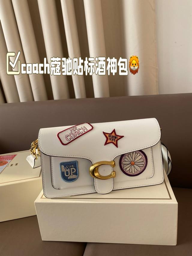 The color combination of Coach Coach Label Wine God Bag this time is simply a fairy color scheme! High in appearance and versatile, suitable for both handheld and crossbody use, this is the Coach Wine God! Cute and able to pretend! Handheld crossbody