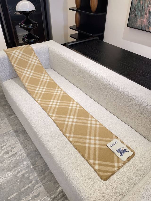 Gift box+5 Burberry plaid scarf is really amazing! Fashionable, unique, and warm with a perfect concave design to create an atmosphere. Don't miss out if you love personalized fashion! 100% sheep wool soft touch