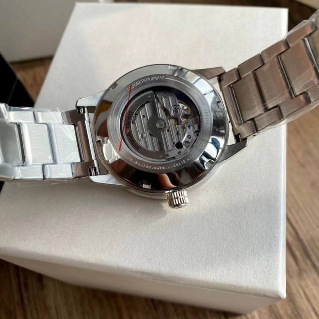 Armani ar60052 silver hollowed out diamond inlaid perspective automatic mechanical watch! Hollow perspective window, with texture pointers and sharp lines that leap into the hand! The blue dial paired with a 316 steel strap bracelet is grand and beau