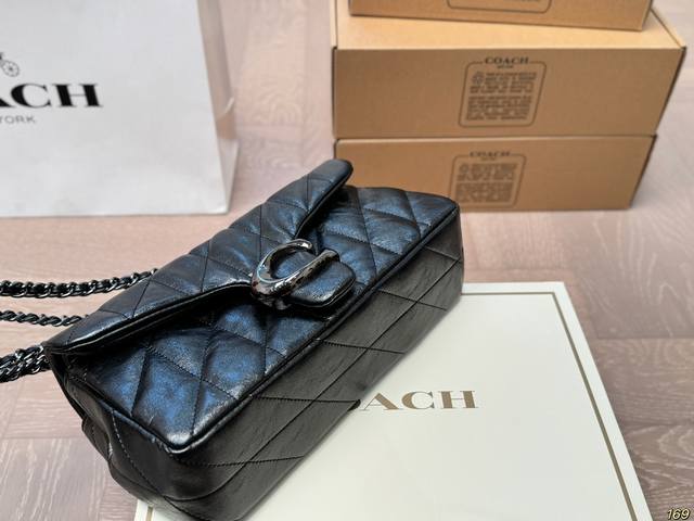The large folding box of the Coach Tabby wine god bag is not only practical and versatile, but also very distinctive and attractive. I really love this simple and easy to carry bag. It can be easily carried on the back, and both practicality and beau