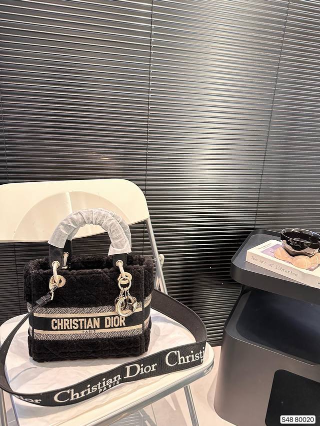 Dior's top of the line original lambhair Diana bag, Dior's new Lady D Lite series, exquisite craftsmanship, perfect color matching, overall fashion and retro, high-end and romantic. The handle and street junction are decorated with light: