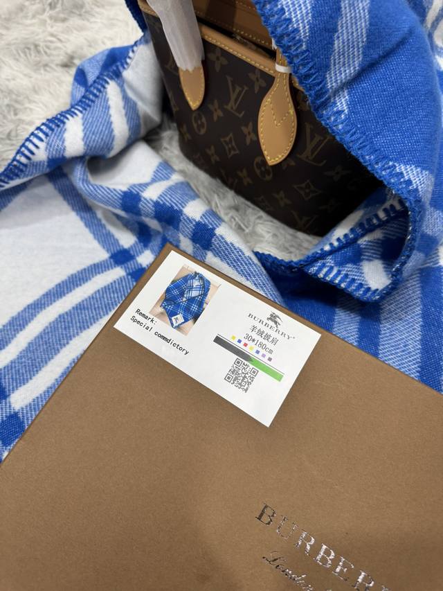 New scarf, Burberry. Original beautiful item, classic explosive item, returns to the forefront. Burberry's new imported Nepalese cashmere top embroidery scarf is definitely a screaming quality fashion brand's top design Essential high-end products fo