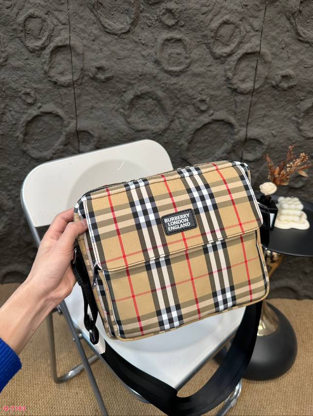 When you carry a Burberry crossbody bag and it looks very handsome, then you may really be a bit handsome Whether you are on a business trip or commuting, you are slightly more handsome than others. The classic checkered pattern is still impressive,