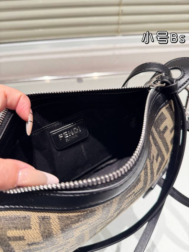 The folding box Fendi Hobo bag felt like it hit me at first glance. Plus, the medium size has a longer shoulder strap, which is very practical. The medium-sized one has two mobile phones, wallet, keys, sunglasses, lipstick and powder without pressure