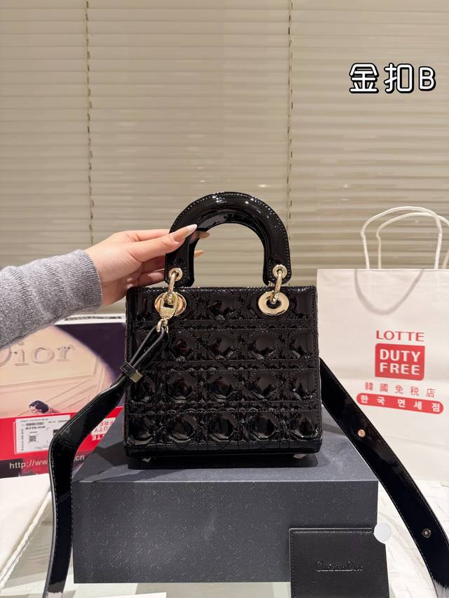 Original mirror with folding gift box airplane box size: 20cm high-end version Upgrading the shipment of Dior Concubine patent leather adds even more points