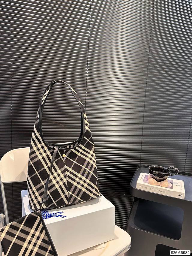 Paired with a folding box, the new Hobo from Burberry Burberry looks so great! It's completely covered in grass. The overall body is light and stylish, and there is a sub bag that can be disassembled. The size is just right for daily use, and the wid