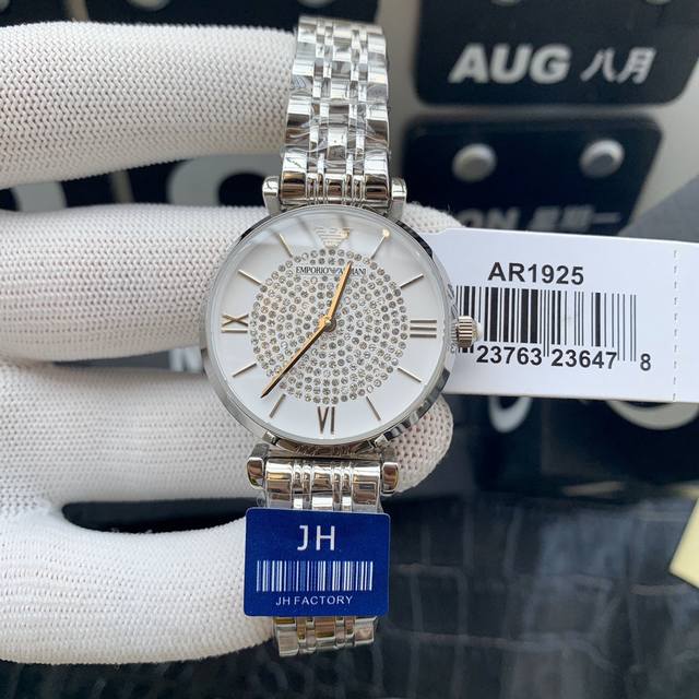The original Armani Starry Sky women's watch model ar1926 features a gold and Ar1925 silver dial with a diameter of 32mm and a 316 stainless steel strap. Armani Starry Sky's diamonds are made of imported Swarovski crystal diamonds, including regular
