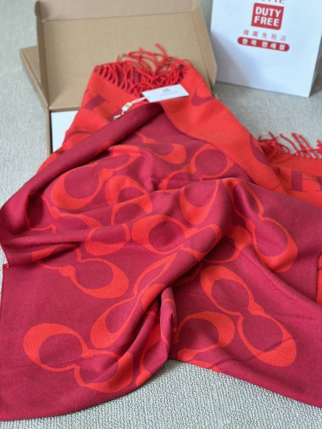 Comes with a box of wool scarf Size: 70 * 180cm Coach's new jacquard scarf. The wool feels super thick, soft, and comfortable, with a high-end aura and a stable 