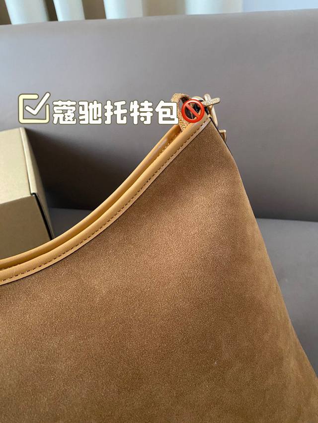 Paired with the airplane box, the Coach tote bag not only looks good but also has a simple and easy-to-use design. The key is that it is super good-looking, lightweight, colorful, and sturdy. Become the most popular fashion item on the street in minu