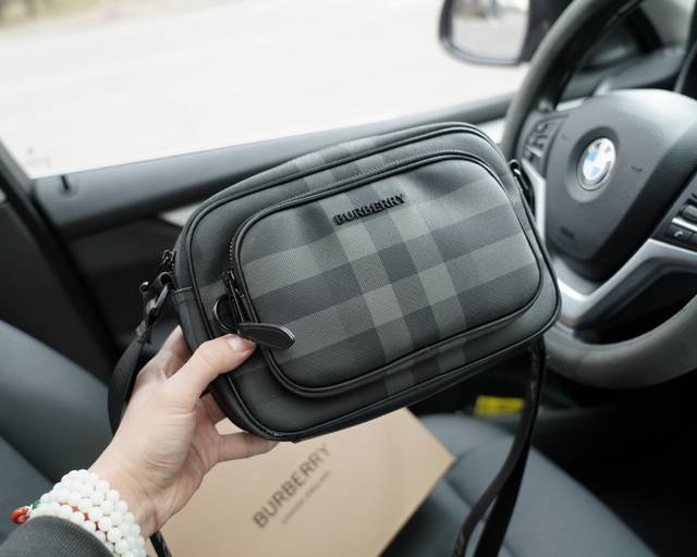 Burberry official website synchronizes high version crossbody single shoulder backpack with eternal and timeless iconic products. Pure original single cowhide top-notch hardware production, non market ordinary version. This year's favorite styles of