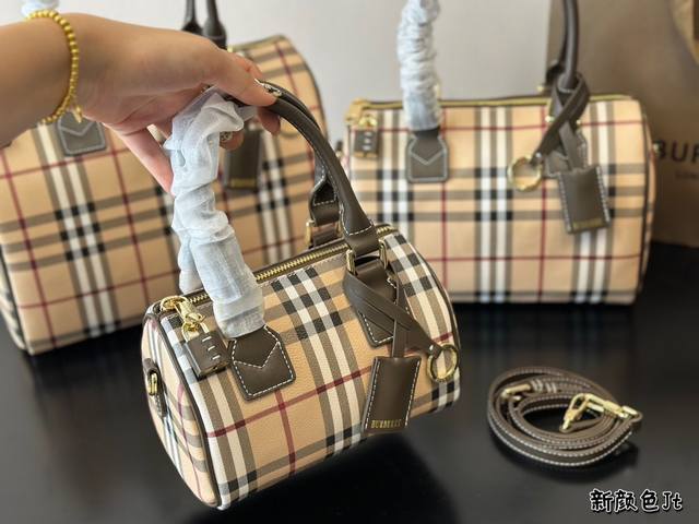 Burberry pillow bag can be carried by hand or slung over, with dimensions of 30cm, 25cm, and 18cm. There are no age restrictions