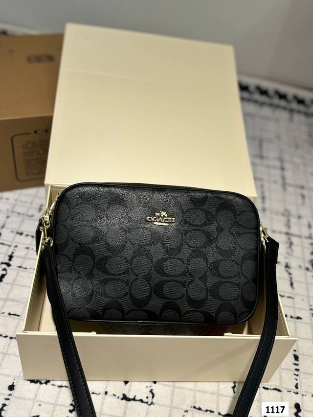 The box size is 24.15, and the Coach double zipper camera bag has a full turn back rate. It is elegant, fashionable, simple, high-end, and very versatile