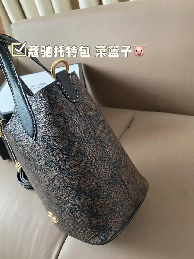 Equipped with a folding box, the unique design of the Coach Tote bag basket is fashionable and classic, super versatile for daily commuting. It can be worn on both sides and has a stylish size of 16 * 19