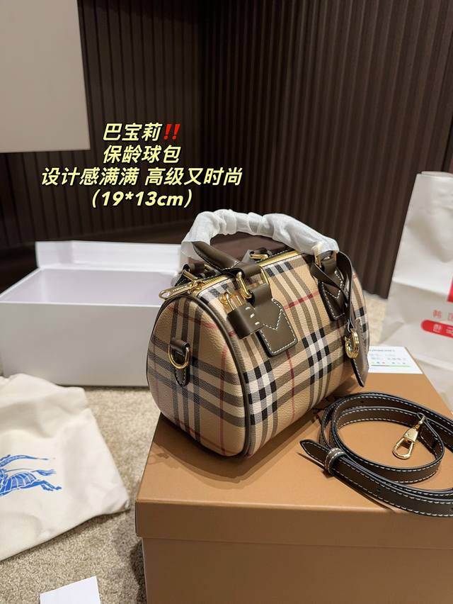 Featuring a foldable box size of 19.13, this Boston bowling bag has become another masterpiece of Burberry due to its unique design and practicality. Featuring a checkered pattern and a foldable box size of 19.13, this Boston bowling bag has become a