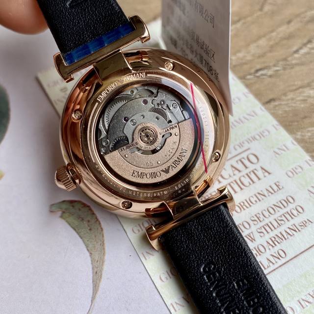 Armani mechanical women's watch has arrived!! Classic and minimalist Italian style, with a transparent heart on the exposed movement, imported cowhide strap with original buckle mineral crystal mirror 30 meters waterproof, fully manual winding mechan