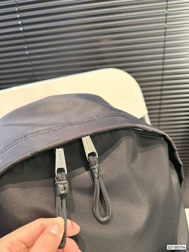 Burberry backpack classic fabric feels super nice, steady and generous! You won't choose the wrong one! Size: 27 38, item number 8017