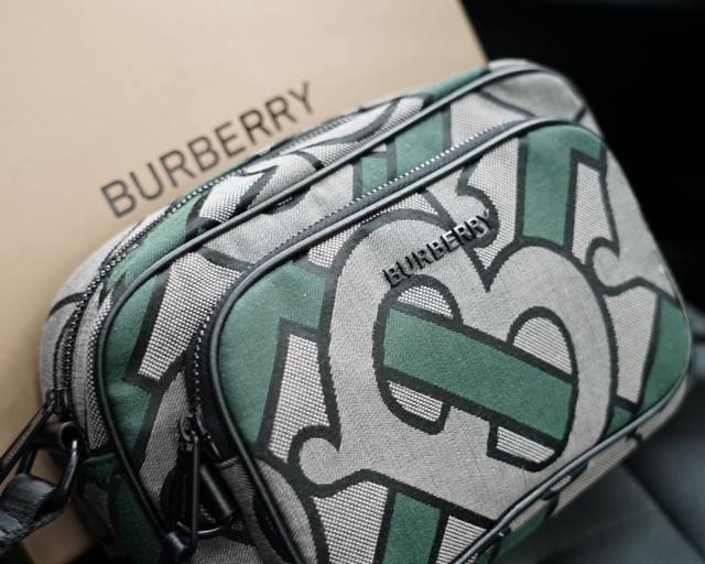 Burberry official website synchronizes the high version of the classic and timeless single shoulder crossbody backpack. The original fabric material has a delicate and deep waterproof and wear-resistant feel, which is not a common product in the mark