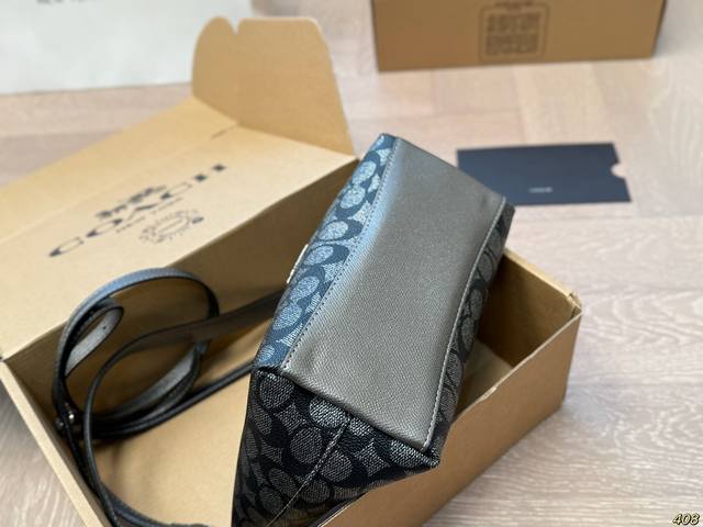 The airplane box, Coach armpit bag, has a high-quality texture, super large capacity, and durability. It can be worn on the street for daily use with a 100% return rate. It is this casual and lazy feeling. Size 20 15: