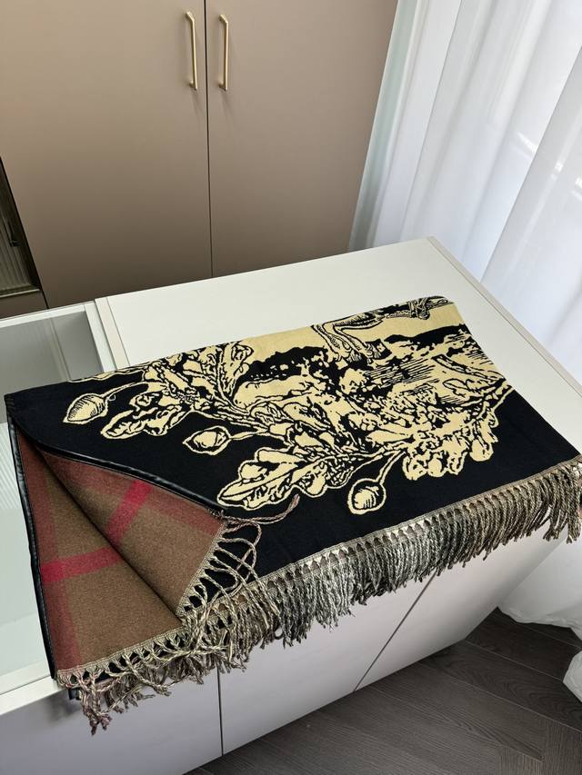 Burberry's popular women's scarf and shawl dual-use model with special craftsmanship and high-end research and development has been stunningly launched and loved by Bai Fumei. It is definitely worth buying a box gift bag