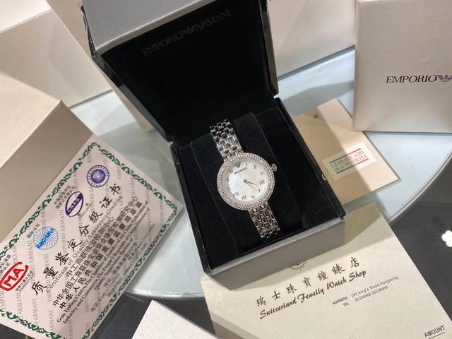 Armani's fashionable new casual women's watch, the same as Tong Liya's, showcases the beauty of the wrist, shining brightly, with colorful and elegant posture, dazzling dial retro Roman scale, rhinestones embellishing the bezel, dynamic and luxurious
