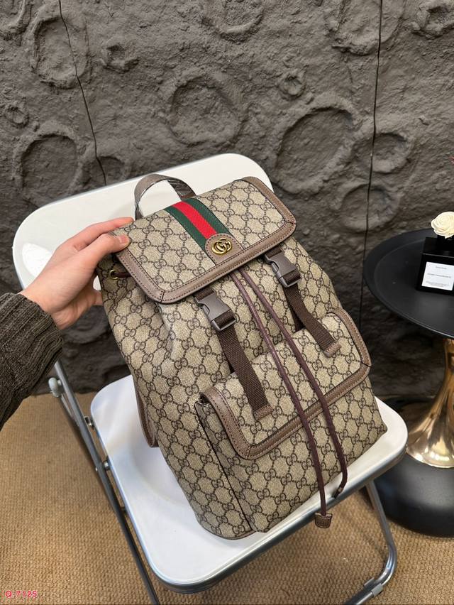 The Gucci Cool Backpack is both high-end and fashionable, with a high return rate. It is a lightweight, high-capacity, and essential item for travel. Size: 29.38Cm: