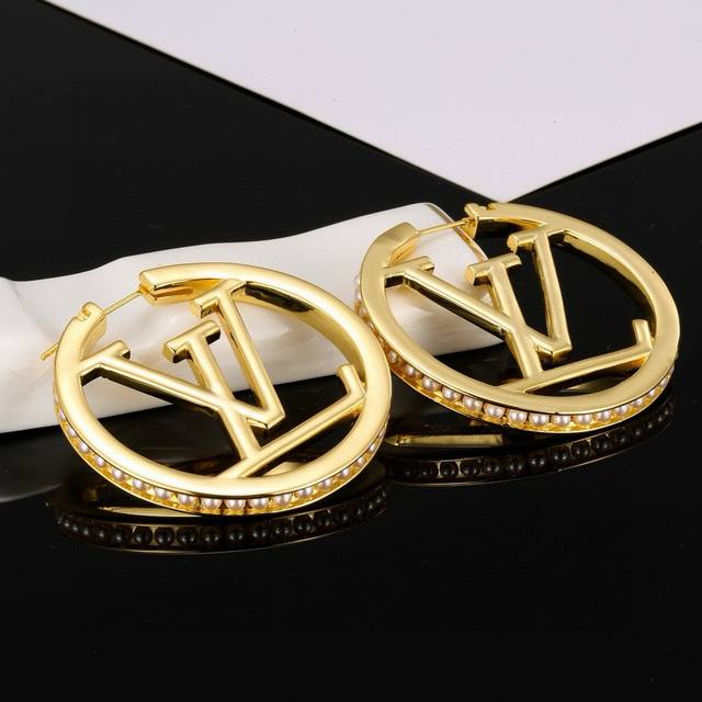The precision version of Louis Vuitton earrings adheres to exquisite craftsmanship, achieving a natural embodiment of the classic Lv letter through the forging of dazzling Lv Twig polished color, revealing the brand's style. Star style classic versat
