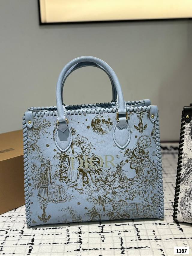 Size 31.26 Dior tote bag is simple and versatile, with high appearance value. It is the first choice for daily outings, trendy and fashionable. It is a must-have for girls