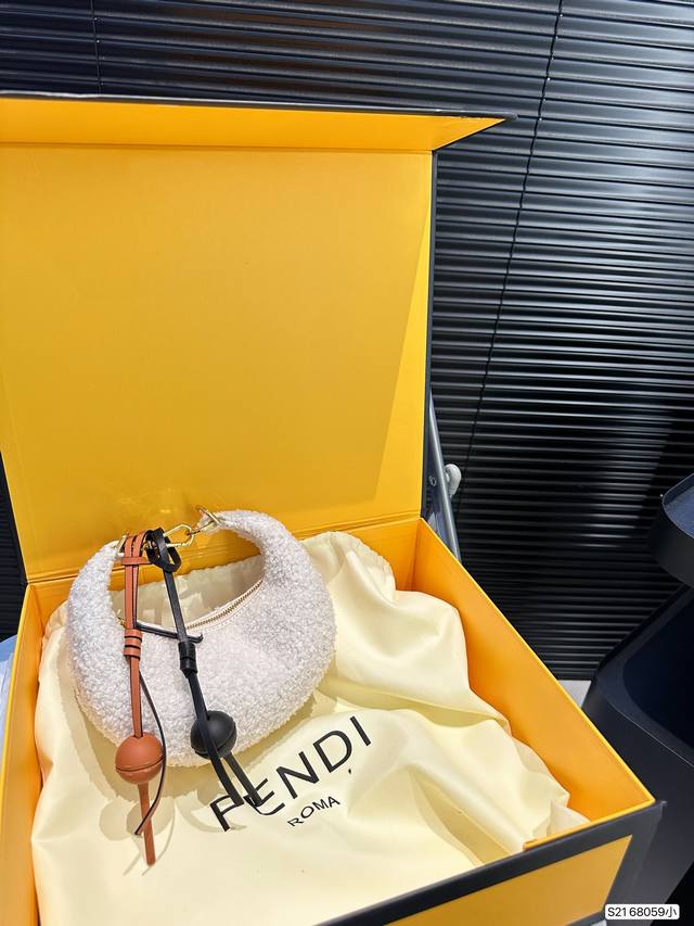 The logo metal design at the bottom of the Fendi Half Moon Bag and Lamb Hair Wrist Bag, which comes with a folding box for a small size, is really amazing. It's high-end, full, and not boring! Size: Small size 20 10 Item number Small 68059: